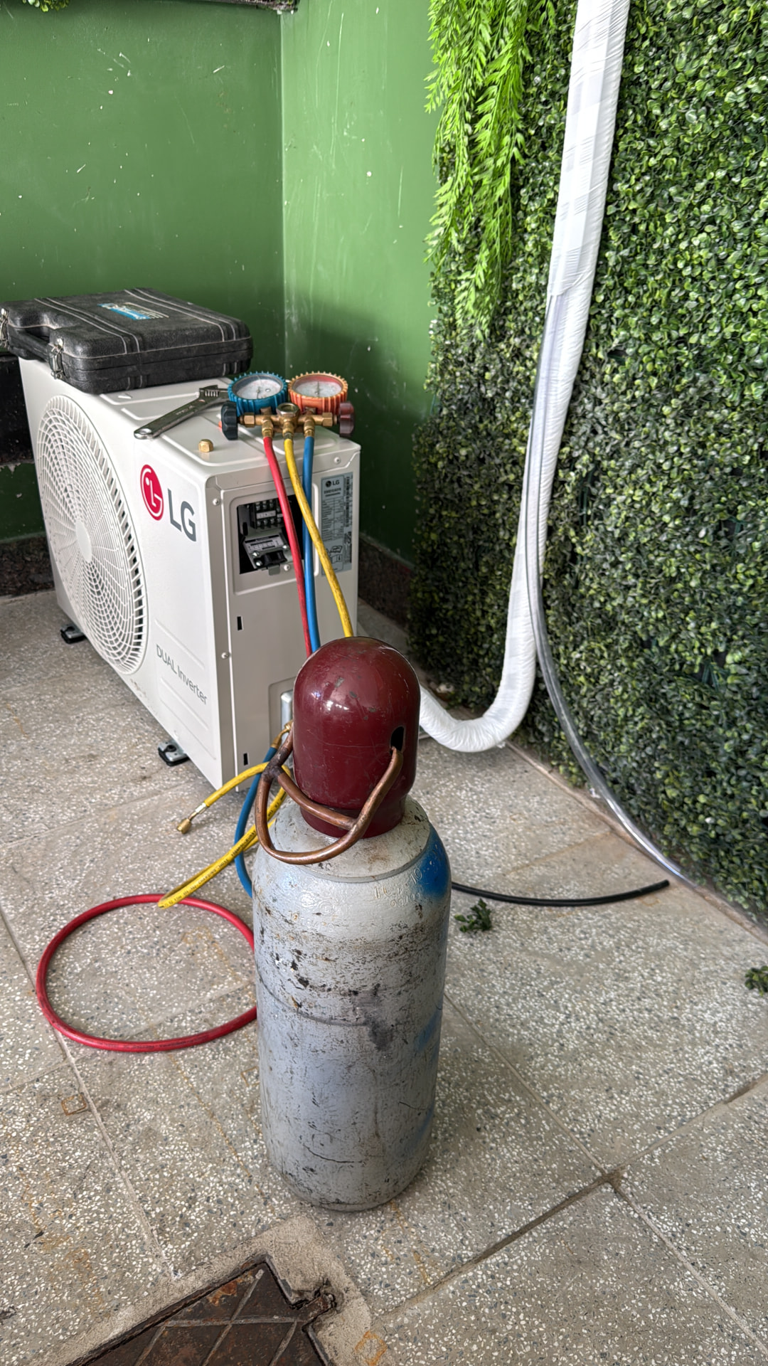 Equipamentos de carga de gás conectados a uma condensadora em área externa